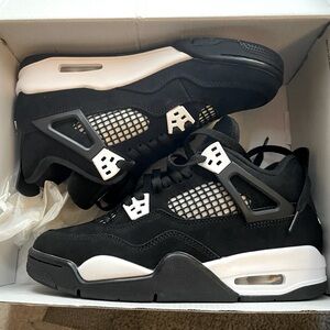 Black and white jordan 4s
Size 6y =6 men  
Brand new